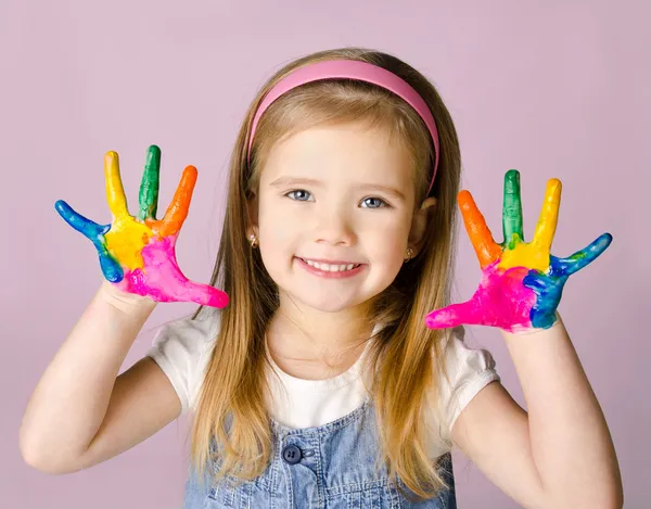 Menina sorridente com as mãos na tinta — Fotografia de Stock