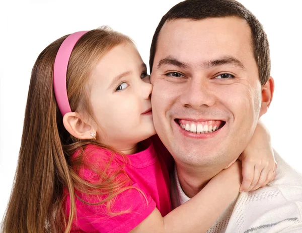 Klein meisje kuste haar glimlachend vader geïsoleerd — Stockfoto