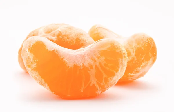 Mandarina madura aislada sobre un blanco — Foto de Stock