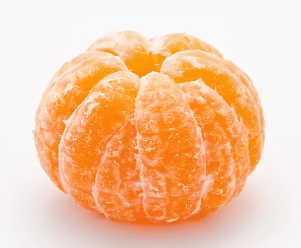 Спелый мандарин, изолированный на белом — стоковое фото