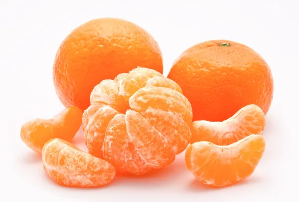 Mandarinas anaranjadas aisladas sobre un blanco — Foto de Stock