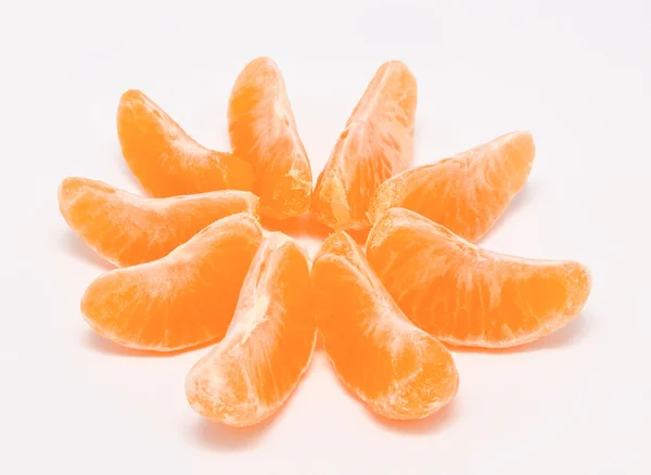Oranje mandarijnen geïsoleerd op een witte — Stockfoto
