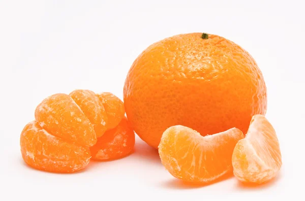 Oranje mandarijnen geïsoleerd op een witte — Stockfoto