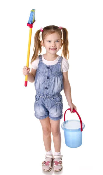 Nettes kleines Mädchen mit Wischmopp und Eimer ist bereit zum Putzen — Stockfoto