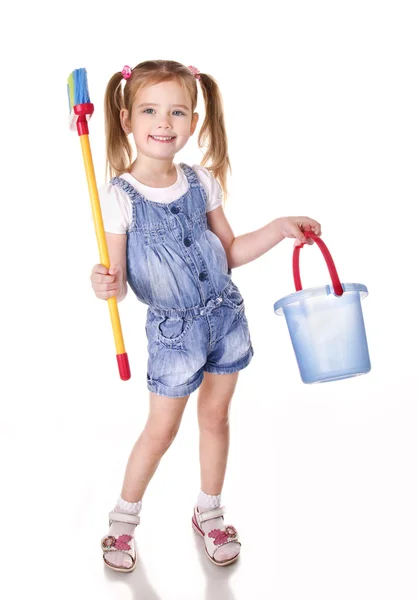 Nettes kleines Mädchen mit Wischmopp und Eimer ist bereit zum Putzen — Stockfoto