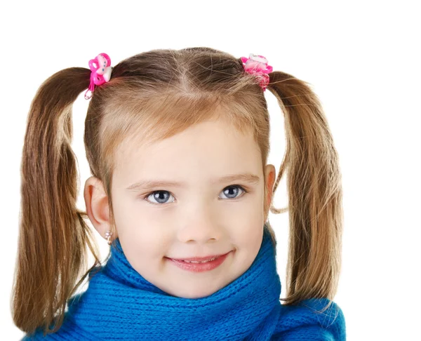 Portrait de mignonne petite fille souriante en écharpe bleue — Photo