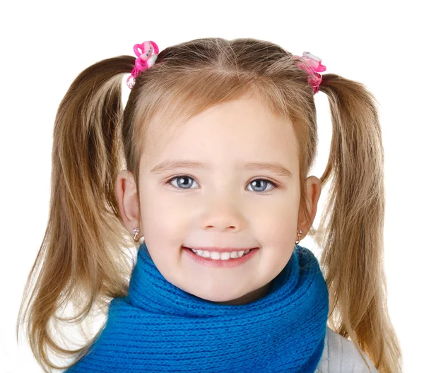Портрет улыбающейся милой маленькой девочки в голубом шарфе — стоковое фото