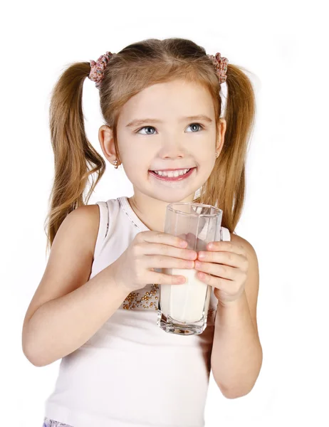Petite fille mignonne boit du lait isolé — Photo