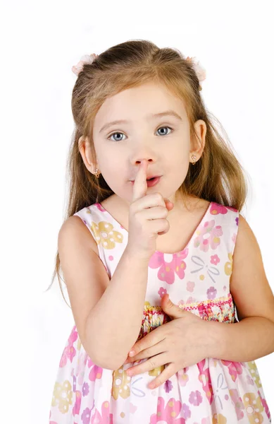 かわいい女の子は分離された口の近くの彼女の指を保持しています。 — ストック写真