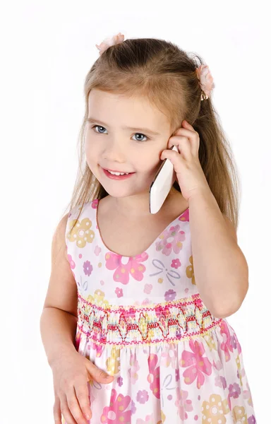 Uśmiechnięta dziewczynka rozmawianie przez telefon komórkowy — Zdjęcie stockowe