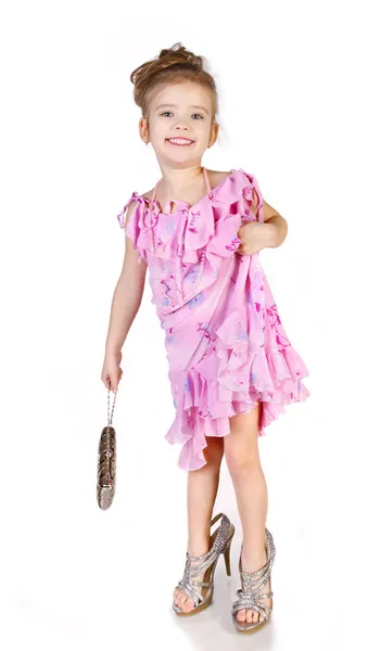 Χαριτωμένο κοριτσάκι σε μεγάλα παπούτσια και φόρεμα απομονωθεί — Φωτογραφία Αρχείου