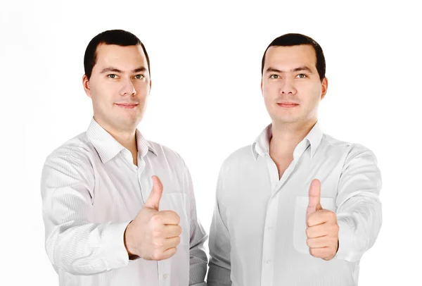 两个有吸引力的年轻男子一对双胞胎竖起大拇指 — 图库照片