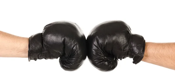 Duas mãos masculinas juntas em luvas de boxe preto isoladas — Fotografia de Stock