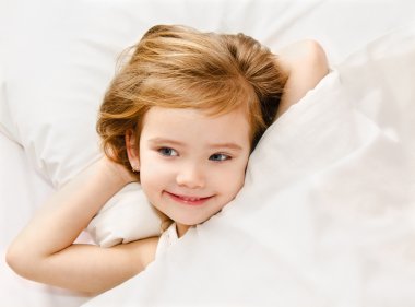 Küçük kız yatağında uyandı.