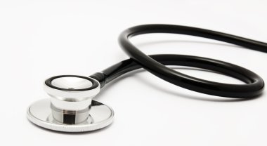 siyah stetoskop üzerinde beyaz izole