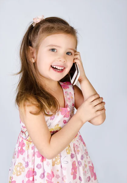 携帯電話で話すの幸せな女の子 — ストック写真