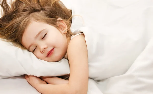 Kleines Mädchen schläft im Bett in Großaufnahme — Stockfoto