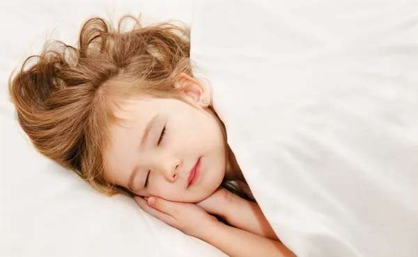 Fetiţa doarme în pat — Fotografie, imagine de stoc