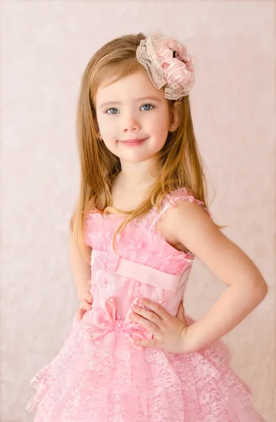 Retrato de niña sonriente en vestido de princesa —  Fotos de Stock