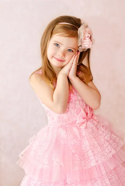 Retrato de linda niña sonriente —  Fotos de Stock