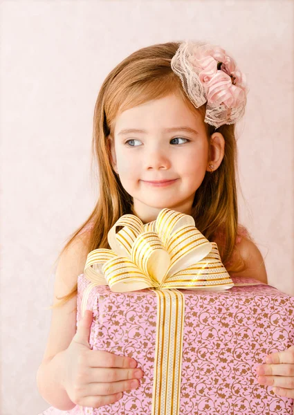 Portrait de petite fille avec boîte cadeau — Photo