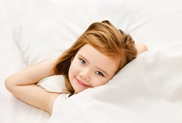 Bedårande liten flicka vaknade upp — Stockfoto