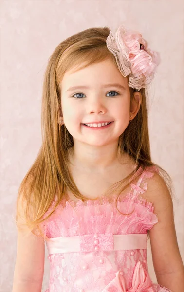 Retrato de linda niña sonriente —  Fotos de Stock