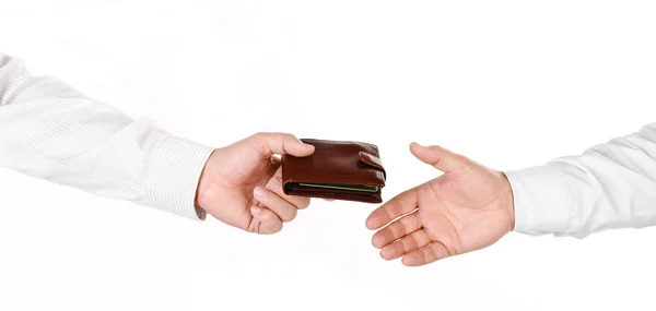 Mano masculina sosteniendo una billetera y entregándola a otra persona —  Fotos de Stock
