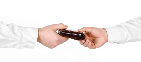 Mano masculina sosteniendo una billetera y entregándola a otra persona — Foto de Stock
