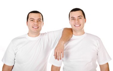 iki çekici olumlu gülümseyen genç erkek ikiz izole