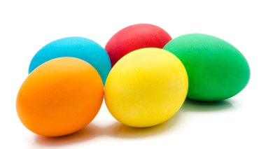 beyaz bitti izole renkli Paskalya yumurtaları