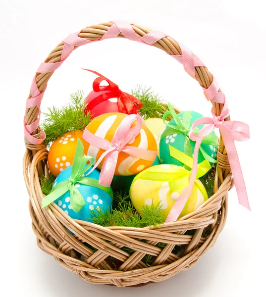 多彩绘的复活节彩蛋在孤立的篮子里 — 图库照片