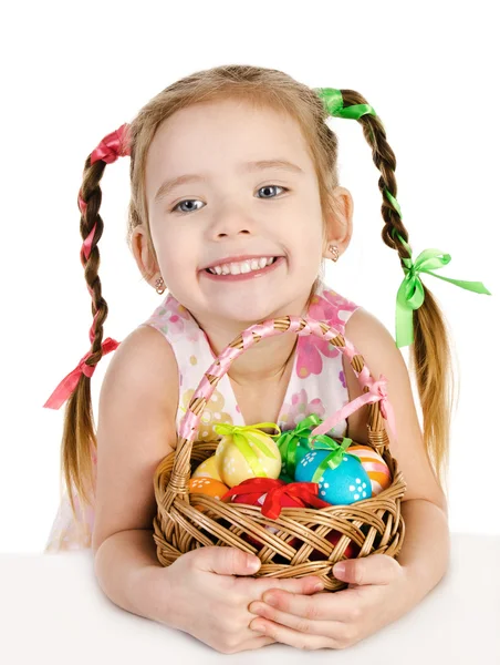Sonriente niña con cesta llena de coloridos huevos de Pascua iso — Foto de Stock