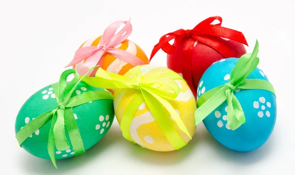 Huevos coloridos de Pascua aislados sobre blanco — Foto de Stock
