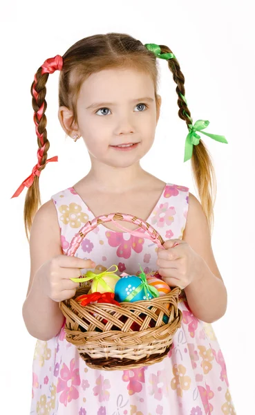 Uśmiechnięta dziewczynka z koszykiem pełnym kolorowych Wielkanoc jaja ISO — Zdjęcie stockowe