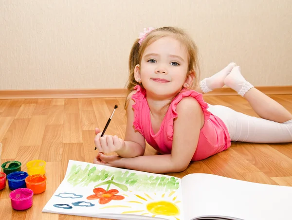 Klein meisje tekenen met paint — Stockfoto