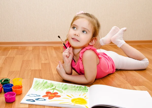 Little girl drawing with paint — Stock Photo, Image