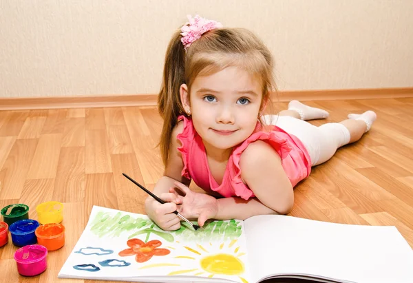 Little girl drawing with paint — Stock Photo, Image