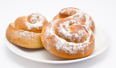 Grup lezzetli tarçınlı pudra şekeri izole plaka üzerinde toplar.