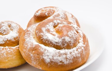 Grup lezzetli tarçınlı pudra şekeri izole plaka üzerinde toplar.