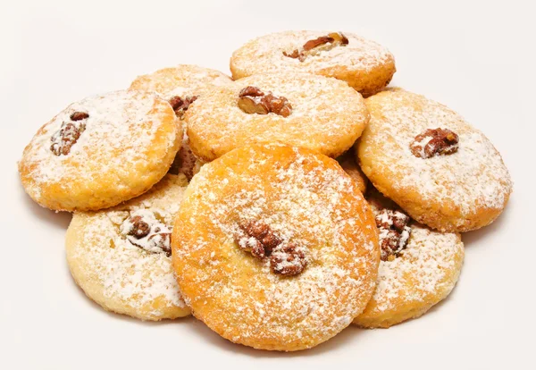 Lezzetli kurabiyeler izole ceviz ile krema şeker yığını — Stok fotoğraf