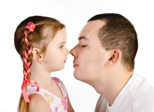 Bambina baciare suo padre isolato — Foto Stock