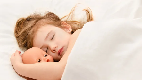 Entzückendes kleines Mädchen schläft im Bett — Stockfoto