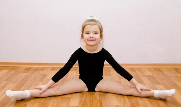 Γυμναστής χαριτωμένο μικρό κορίτσι κάνει ασκήσεις — Φωτογραφία Αρχείου