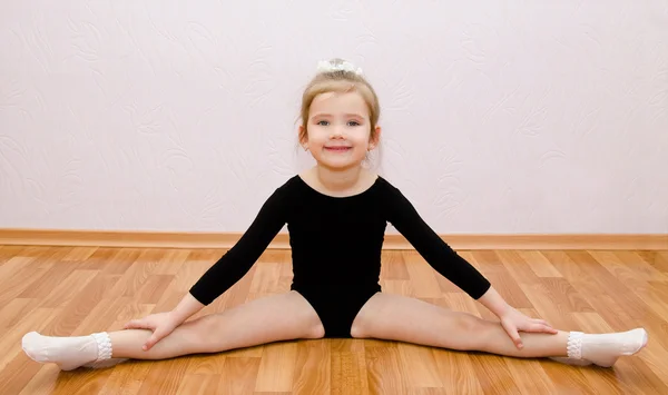 Gymnastka roztomilá holčička dělá cvičení — Stock fotografie