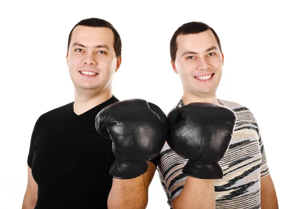 Dos atractivos jóvenes gemelos sonrientes en guantes de boxeo aislados —  Fotos de Stock