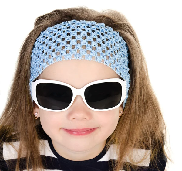 Портрет милої усміхненої дівчинки в сонцезахисних окулярах ізольовано — стокове фото