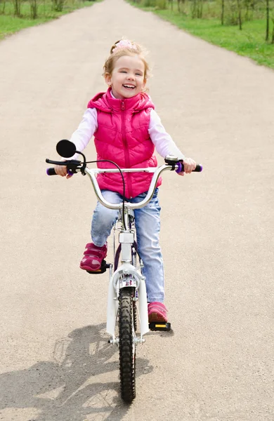 Liten flicka med hennes cykel — Stockfoto