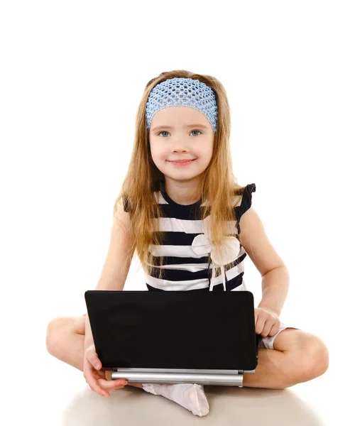Lachende schattig klein meisje met laptop geïsoleerd — Stockfoto
