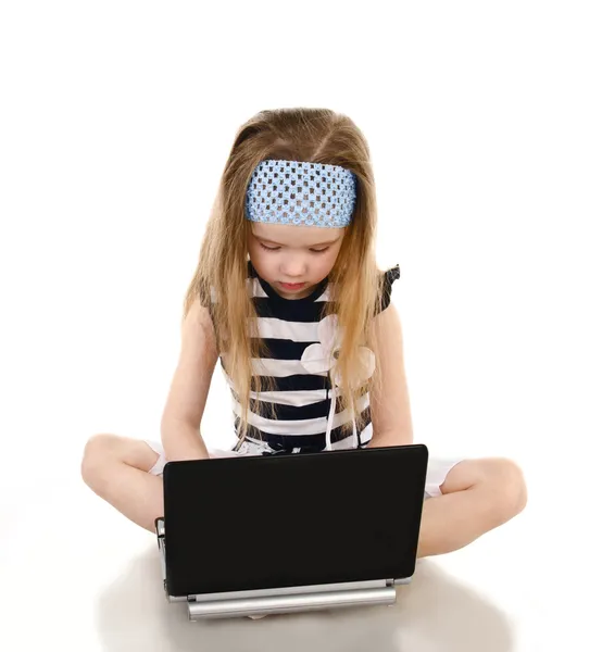 Милая маленькая девочка с изолированным ноутбуком — стоковое фото